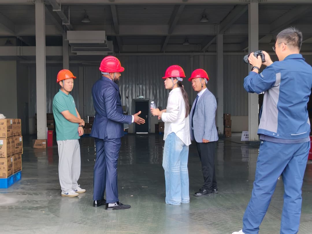 The founder welcomed at a partner factory in China